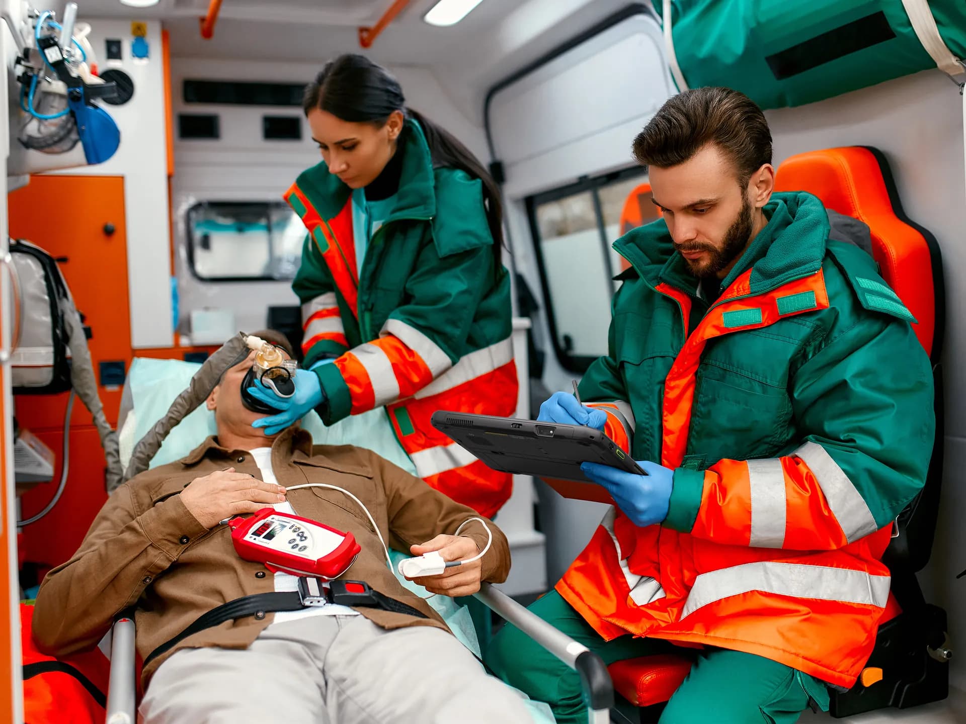 Ambulansta hastaya müdahale eden ve tablete kayıt giren sağlık ekibi