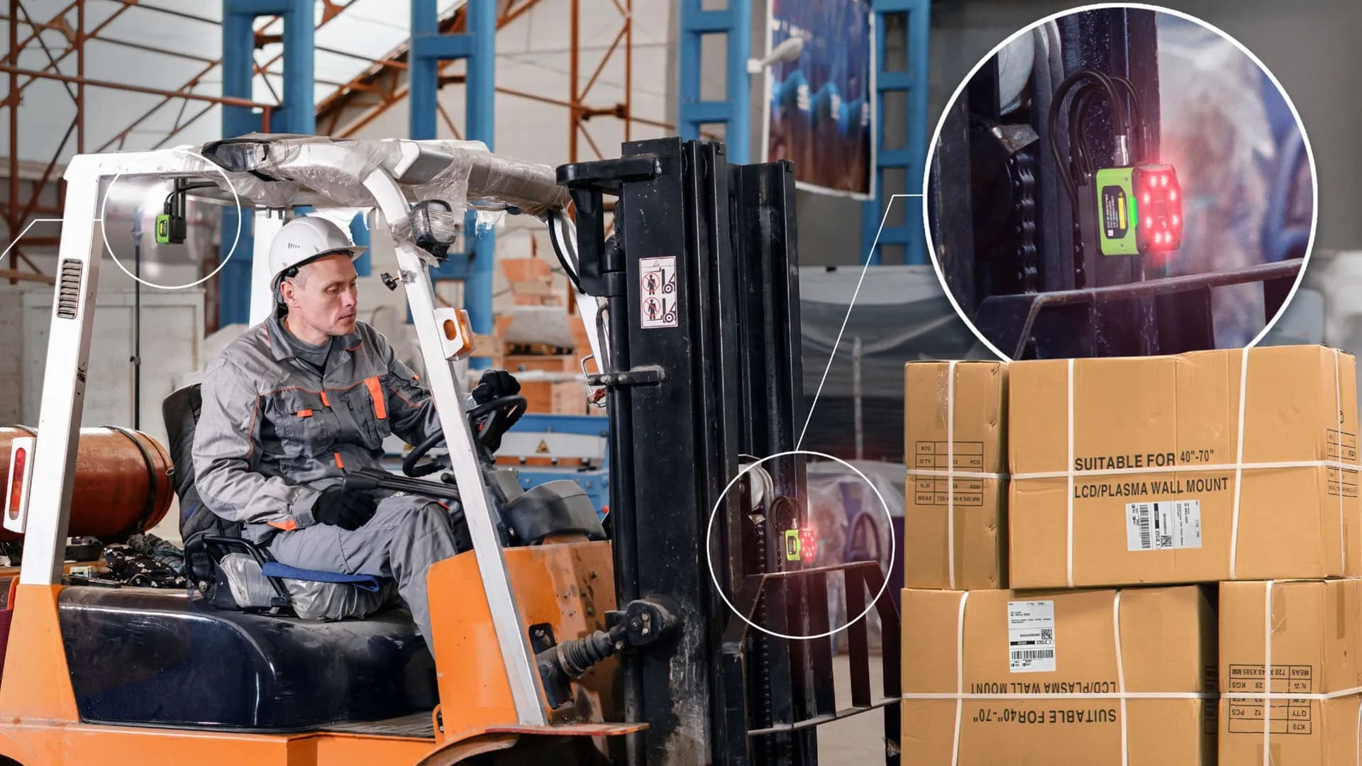 Forklifte monte okuyucuyla paletli kolileri taşıyan operatör